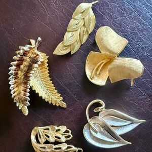 Lot of 5 gold tone leaf pins